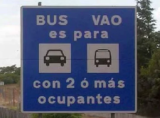 Puede una motocicleta circular por un carril vao