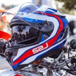 ¿El color del casco influye en la seguridad del motorista?